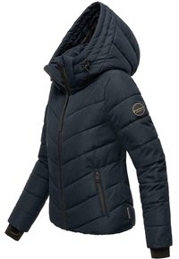 Veste matelassée bleu marine avec un col haut et une capuche amovible, dotée d'un motif quilté diagonal, de poches zippées et de poignets.