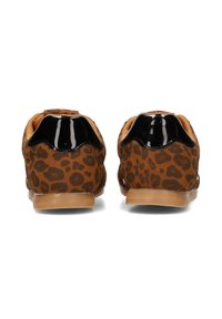 Sneakers con stampa leopardata marrone e dettagli in pelle verniciata nera, con il retro arrotondato e una suola in gomma testurizzata. Design leggero e informale.