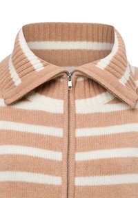 Gestreifter Pullover mit hohem Kragen, der horizontale Streifen in hellem Orange und Weiß zeigt. Stricktextur mit geripptem Kragen und Saum.