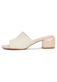 Sandali slide bianchi in pelle con una larga fascia e punta aperta. Tacco geometrico bloccato rosa texturizzato. Finitura liscia, design minimal.