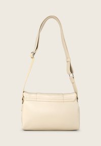 Borsa in pelle sintetica beige con una forma slim, tracolla regolabile e chiusura con cerniera superiore. Presenta un delicato dettaglio delle cuciture e accenti in metallo lucido.