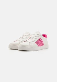 Vita sneakers med rosa mönstrade accenter, tillverkade av läder. Har gummisula, snörning framtill och vadderad krage.