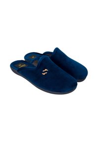 Zapatillas de terciopelo azul marino con punta redondeada, parte trasera abierta y un pequeño logotipo bordado en la parte superior. Suela con acolchado para mayor comodidad.