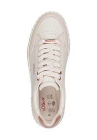 Sneaker sintetico beige chiaro con punta rotonda, lacci bianchi e dettagli in oro rosa. Sottopiede testurizzato, suola in gomma e logo laterale.