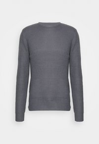 Męski sweter z długim rękawem o okrągłym dekolcie, wykonany z fakturowanej szarej dzianiny, z dopasowanymi mankietami i pasem, zaprezentowany na jednolitym białym tle.