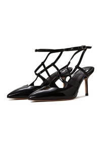 Sandale cu toc slingback din piele laică neagră, cu vârf ascuțit, curele încrucișate și toc stiletto de 8.9 cm. Textură netedă și strălucitoare.