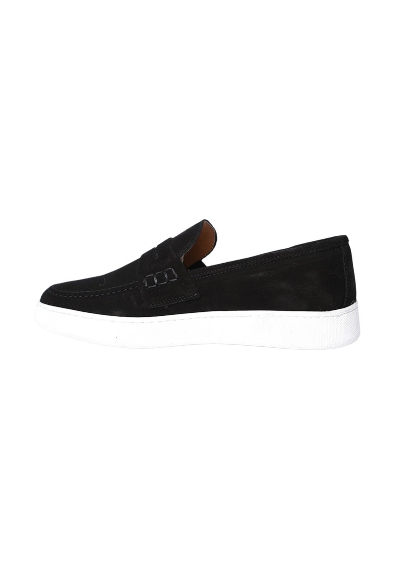 Scarpa slip-on in suede nero con suola in gomma bianca, punta tonda e dettagli cuciti sulla parte superiore. Design minimalista senza motivi.