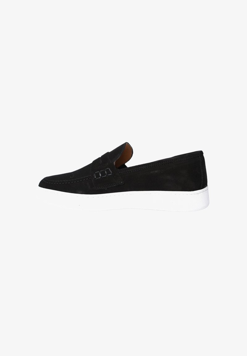 Scarpa slip-on in suede nero con suola in gomma bianca, punta tonda e dettagli cuciti sulla parte superiore. Design minimalista senza motivi.
