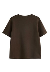 Mørkebrunt kortærmet t-shirt lavet af blødt stof. Har en rund halsudskæring og en lige skæring i kanten. Ingen synlige mønstre eller detaljer.