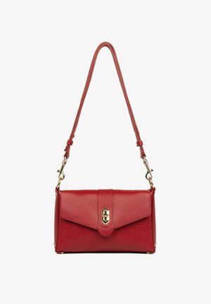 Borsa a spalla in pelle rossa con finitura testurizzata, chiusura a pattina ripiegata e dettagli in metallo dorato. Tracolla regolabile per versatilità.