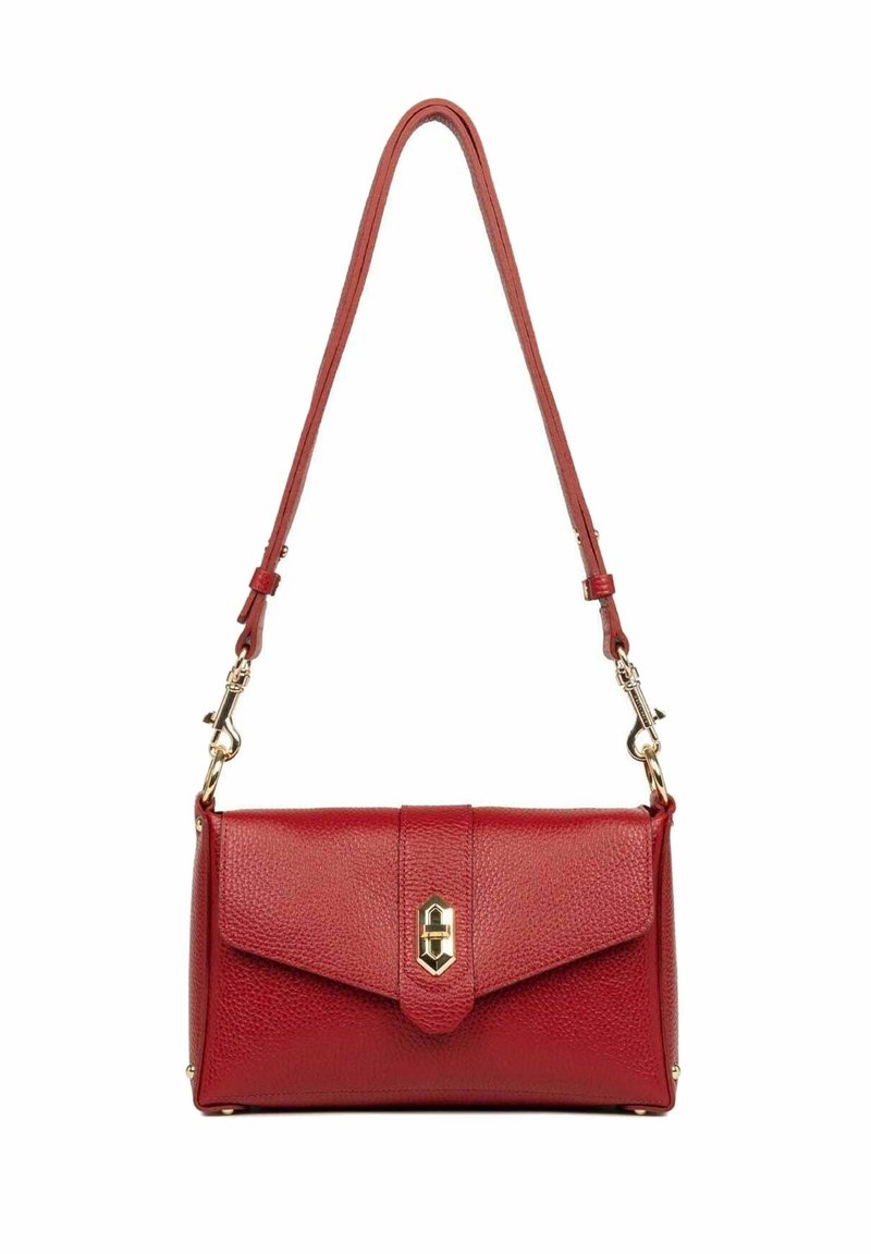 Borsa a spalla in pelle rossa con finitura testurizzata, chiusura a pattina ripiegata e dettagli in metallo dorato. Tracolla regolabile per versatilità.