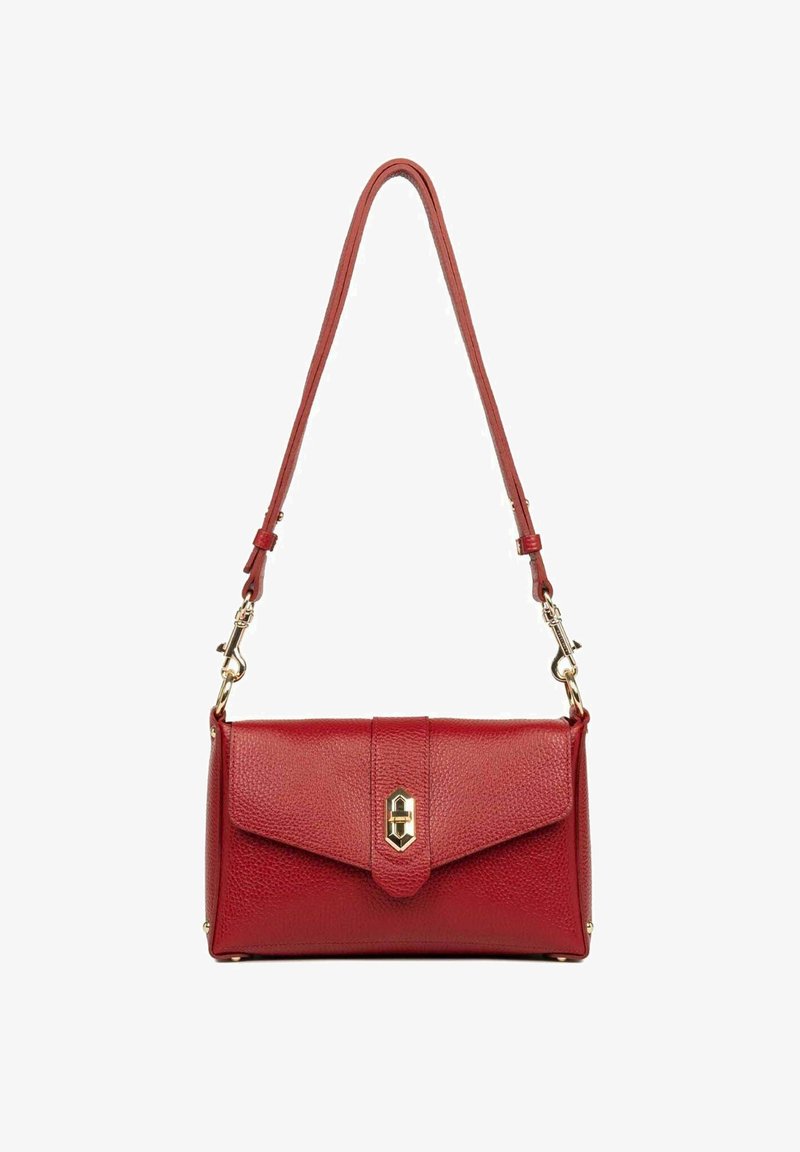 Borsa a spalla in pelle rossa con finitura testurizzata, chiusura a pattina ripiegata e dettagli in metallo dorato. Tracolla regolabile per versatilità.