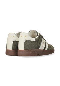 Groene suède sneakers met witte accenten, gouden sterdetails en een bruine gestructureerde rubberen zool. Beschikt over een klassiek low-top ontwerp.