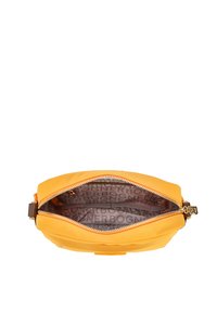 Borsa a tracolla gialla con zip, texture a righe, hardware dorato e fodera interna con motivo logo. Vista dall'alto aperta rivela un ampio scomparto.