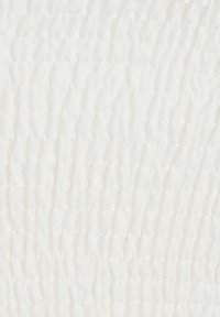 Tejido blanco texturizado con un patrón ondulado, que presenta un sutil brillo y un material suave y ligero, ideal para prendas de vestir o decoración del hogar.