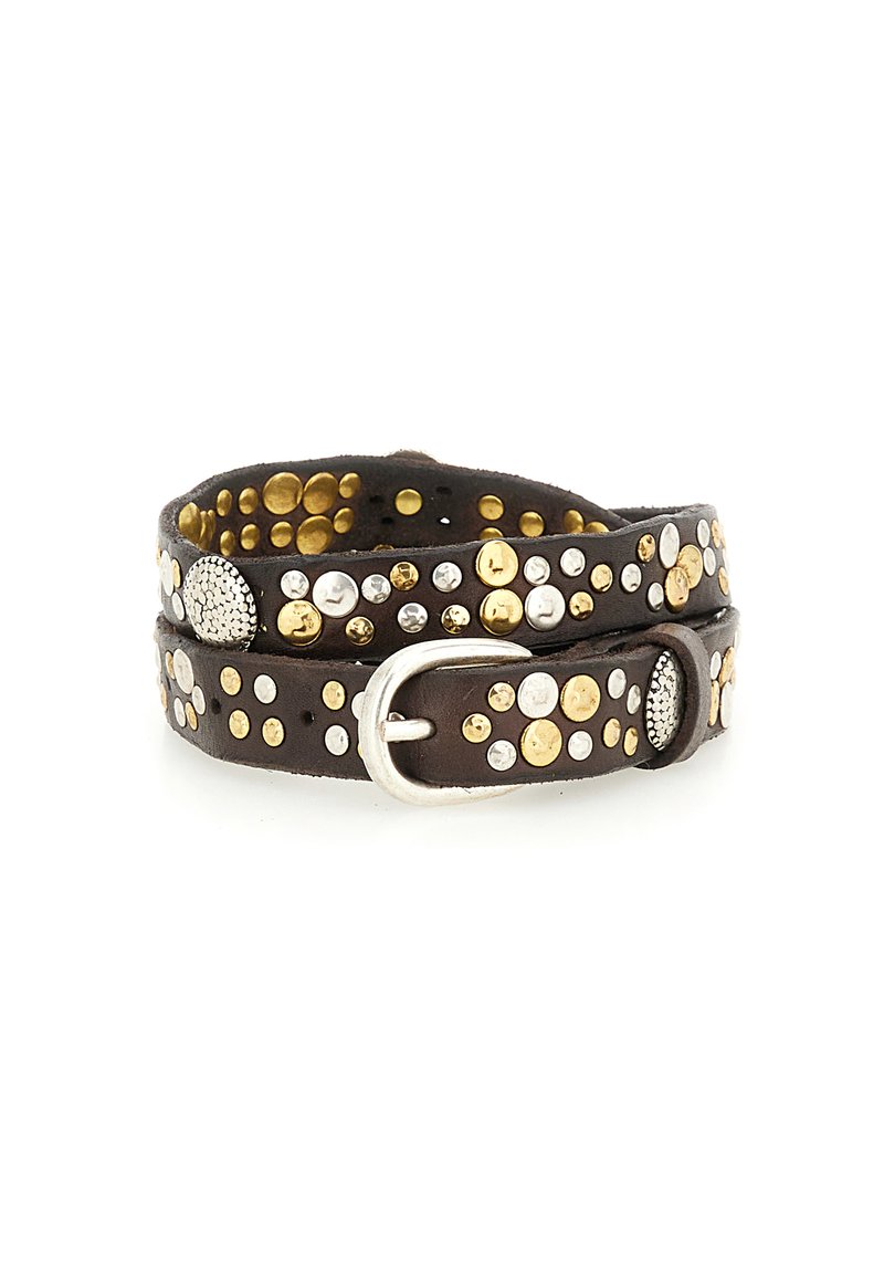 Cintura in pelle marrone decorata con borchie dorate e argentate, dotata di una fibbia argentata e accenti circolari decorativi.
