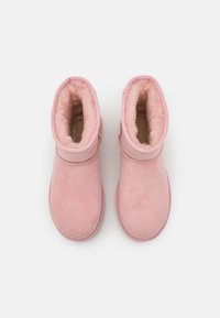 UGG CLASSIC MINI II - Botas de inverno - pink cloud