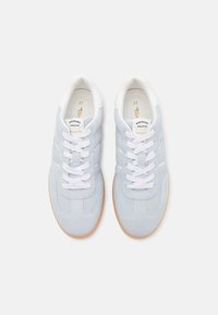 Sneakers in suede azzurro con lacci e dettagli bianchi, dotati di suola in gomma, punta rotonda e cuciture decorative. Taglia 37.