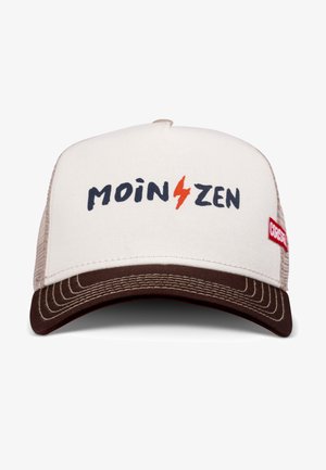 Sapca trucker albă și maro cu textul "MOIN ZEN" și fulger roșu pe față, având o etichetă roșie "crossFit" pe lateral.