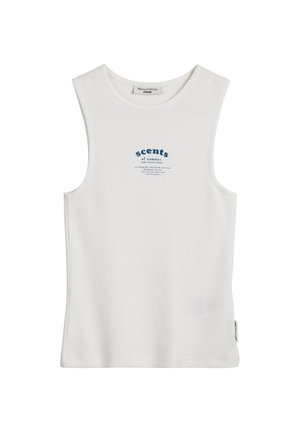 Biały bezrękawnik wykonany z prążkowanej tkaniny, z niebieskim nadrukiem tekstu, który brzmi "zapachy lata" na klatce piersiowej.