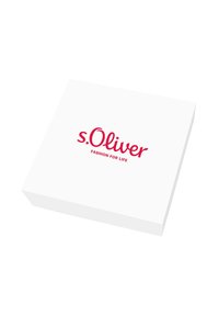 Scatola rettangolare bianca con coperchio piatto, caratterizzata dal testo rosso "s.Oliver" e "FASHION FOR LIFE" in un carattere curvo e moderno.