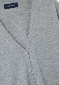 Cardigan grigio lavorato a maglia con scollo a V, dotato di due bottoni grigio chiaro. Il materiale sembra morbido con una superficie liscia. Etichetta del marchio: Piombo.