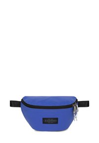 Marsupio blu in nylon con forma curva, cerniera nera e patch con il logo Eastpak. Presenta una tracolla corta per un facile trasporto.