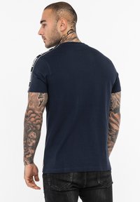 Lonsdale NORMALE PASSFORM VEMENTRY - Marškinėliai su spaudiniu - navy black white