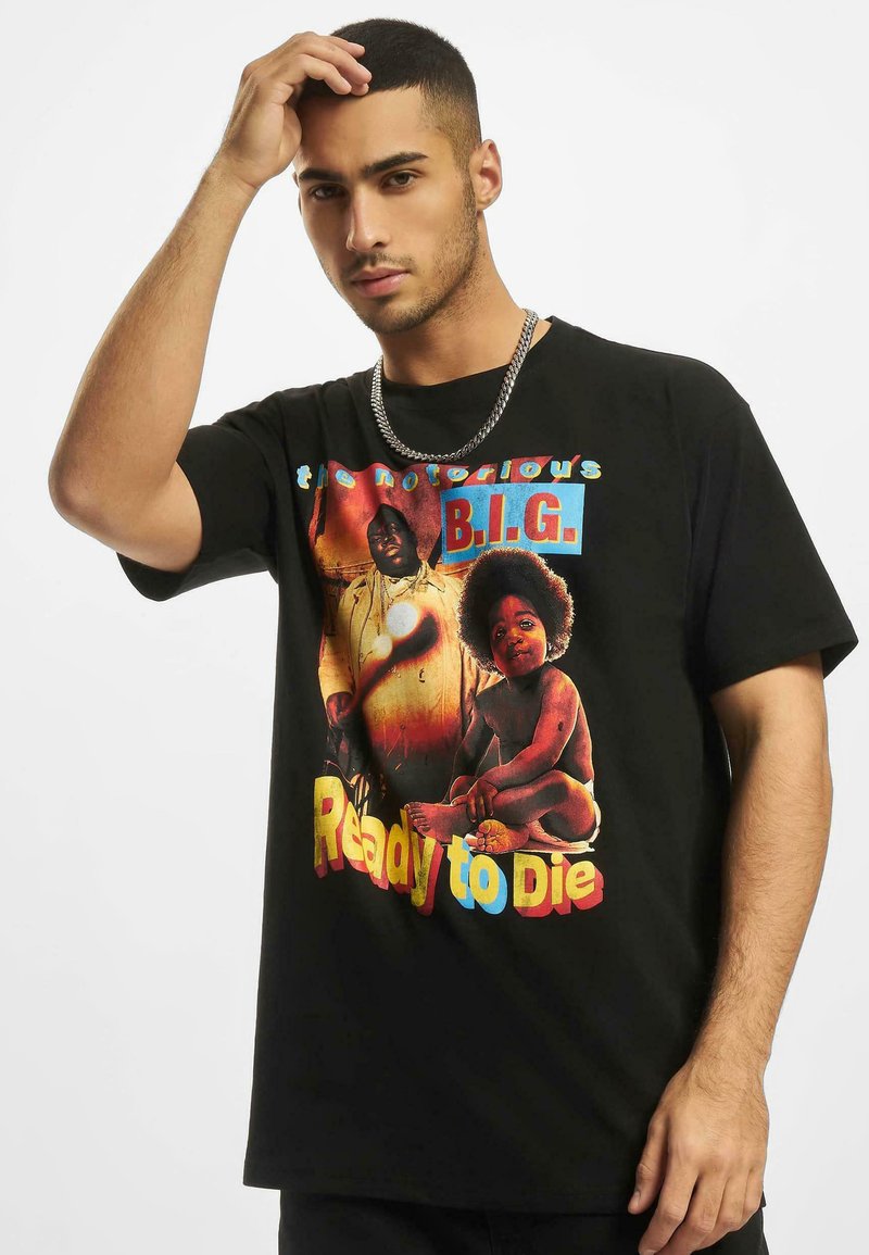 T-shirt en coton noir avec un design graphique coloré comprenant des figures et le texte "the Notorious B.I.G. Ready to Die." Manches courtes.