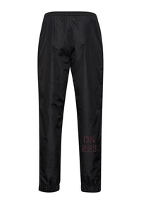 Sorte nylon joggerbukser med elastisk talje, manchetter ved benene og maroon trykt tekst "DK 223" på venstre ben. Glat tekstur.