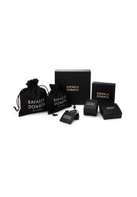 Il set di confezioni nere include due sacchetti con coulisse e tre scatole, tutte con testo dorato che recita "Rafaela Donata Milano."