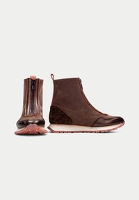 Stivali marroni con un esterno in pelle scamosciata e pelle, chiusura con zip, accenti rosa e dettagli a stampa leopardata sul tallone.