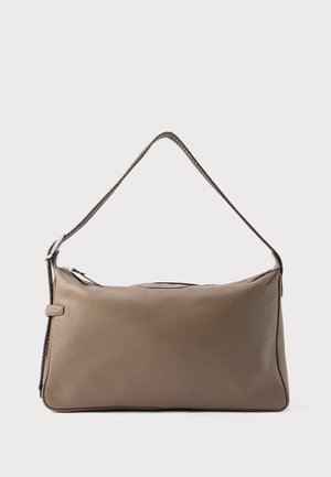 Borsa a tracolla rettangolare in pelle taupe con tracolla intrecciata marrone scuro e chiusura con cerniera nella parte superiore su sfondo bianco.
