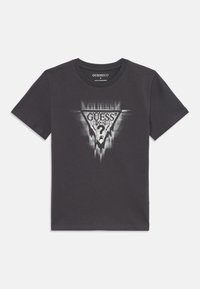 Mørkegrå t-skjorte med korte ermer, med et smeltende trekantet GUESS-logo og spørsmålstegn-design sentrert på forsiden.
