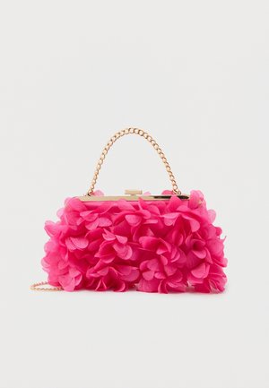 Petit sac à main recouvert de pétales en tissu rose vif avec une poignée en chaîne dorée et un fermoir métallique sur fond blanc.