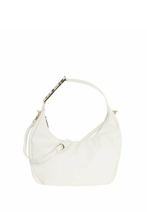 Borsa bianca a forma di mezzaluna con tracolla regolabile con fibbia e dettagli decorativi in argento su sfondo neutro.