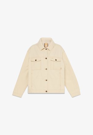 Chaqueta vaquera beige con mangas largas, dos bolsillos en el pecho, botones de cobre y diseño de cuello clásico. Textura plana y suave.