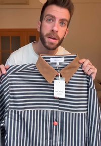 Triibuline särk pruunika kraega, millel on valged ja mereväe vertikaalsed triibud, punaste nööpide detail ja suuruseinfoga silt.