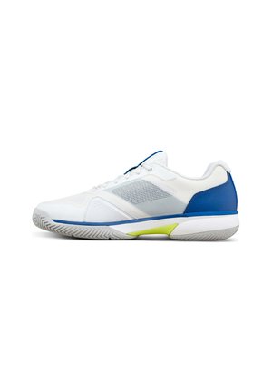 Weißer flacher Sportschuh mit blauem Absatz, hellgrauer Sohle, Netz-Seitenpaneel und gelbem Akzent an der Zwischensohle.