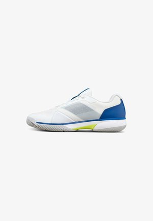Chaussure de sport basse blanche avec talon bleu, semelle gris clair, panneau latéral en mesh et accent jaune sur la semelle intermédiaire.