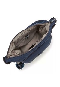 Borsa compatta blu navy con una texture liscia, dotata di chiusura con zip, fodera interna grigio chiaro e portachiavi a pompon blu rimovibile.