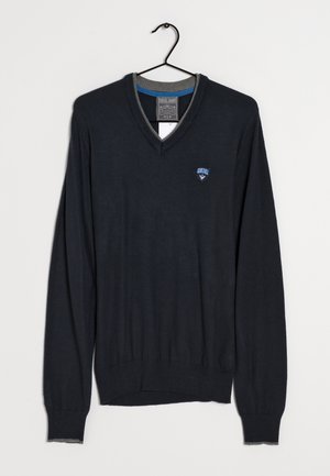 Pull noir à manches longues et col en V avec un petit logo Diesel sur la poitrine gauche, présenté sur un cintre noir sur fond blanc.