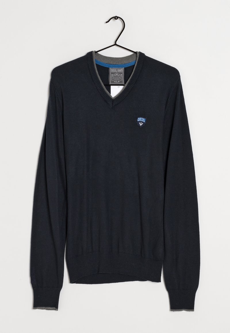 Pull noir à manches longues et col en V avec un petit logo Diesel sur la poitrine gauche, présenté sur un cintre noir sur fond blanc.