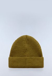 Gorro de punto en verde oliva con puño acanalado, que presenta un patrón texturizado y un diseño ajustado.
