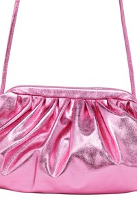 Metalen roze handtas met geplooide textuur, een enkele schouderband en een gladde afwerking. Compact ontwerp, ideaal voor casual gebruik.