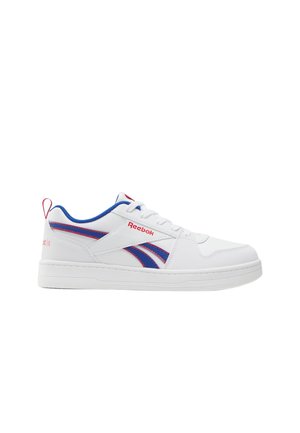 Zapatilla blanca Reebok de caña baja con detalles en azul y rojo, cierre de cordones y cuello y suela acolchados.