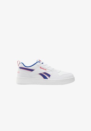 Zapatilla blanca Reebok de caña baja con detalles en azul y rojo, cierre de cordones y cuello y suela acolchados.