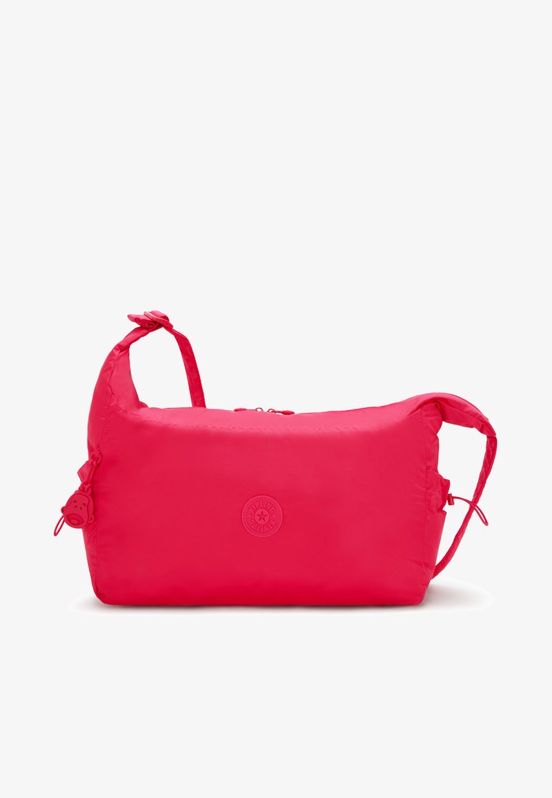 Sac à main rectangulaire en tissu doux rouge vif avec une fermeture éclair sur le dessus, une sangle ajustable et un patch logo circulaire centré à l'avant.
