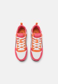 Roze en witte sportieve sneakers met oranje accenten, bovenwerk van gaas, geperforeerde textuur en witte veters. Merken op de tong en de zijkanten.