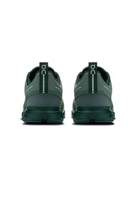 Groene sportschoenen met een gestroomlijnd ontwerp, gestructureerde bovenkant, reflecterende accenten en een gevoerde zool. Heeft een prominent logo op de hiel.